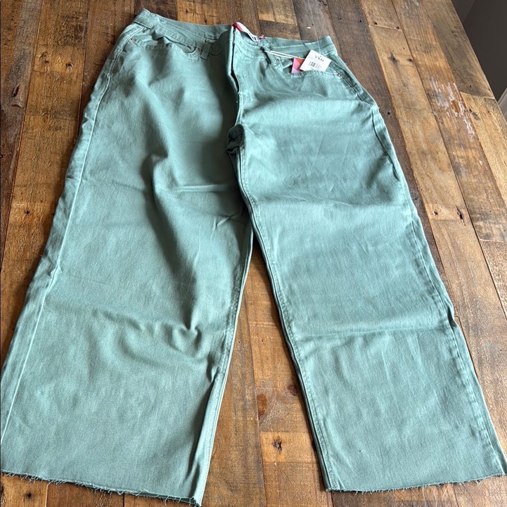 YMI Green Chinos Relaxed Fit raw hem size L